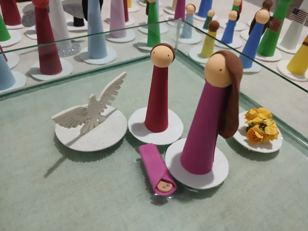 constelacao com bonecos na agua